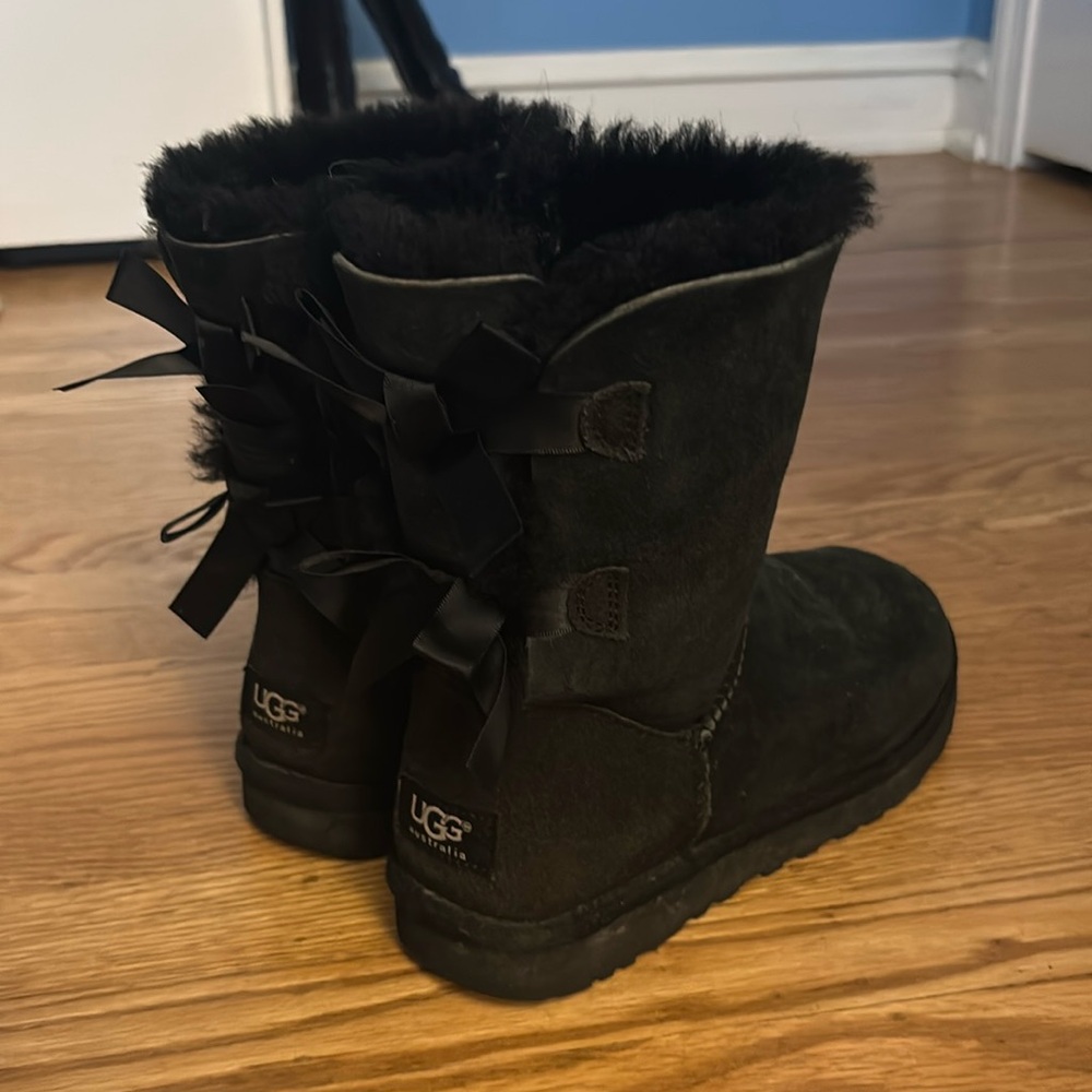 Short black ugg boots with bows